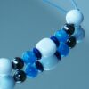 Détail du Bracelet en pierres naturelles avec Apatite, Howlite et Pierre de Lune, monté sur fil élastique. Allie équilibre corporel et harmonie émotionnelle dans un design élégant.