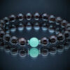 Bracelet en pierres naturelles avec Amazonite et Grenat, monté sur fil élastique avec perle en acier inoxydable. Allie sérénité et énergie positive dans un design élégant.