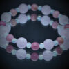 Bracelet en pierres naturelles d'opale, rhodonite et quartz rose, monté sur fil élastique pour apaisement et amour.