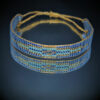 Bracelet en perles de Miyuki bleues et dorées, tissé à la main, avec des motifs géométriques.