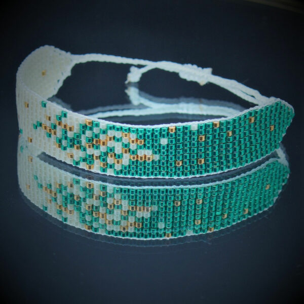 Bracelet en perles de Miyuki vertes avec motif ombré, tissé à la main, ajustable avec un nœud coulissant.