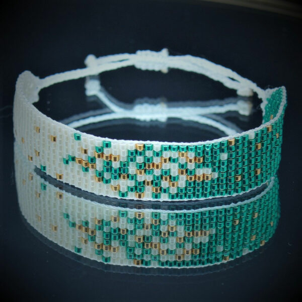 Bracelet en perles de Miyuki vertes avec motif ombré, tissé à la main, ajustable avec un nœud coulissant.