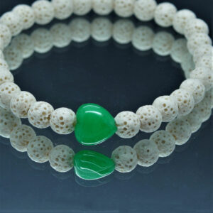 Bracelet en pierre de lave 6 mm blanches avec pierre de jade en forme de cœur de 10 mm, taille 180 mm. Élégant et pratique, il utilise l'aromathérapie pour une protection anti-moustiques naturelle.