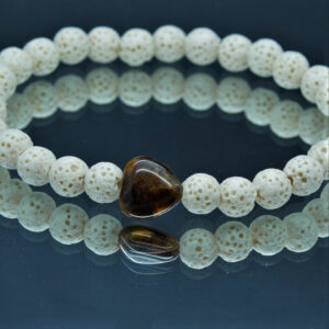 Bracelet en pierre de lave 6 mm blanches avec pierre oeil de tigre en forme de cœur de 10 mm, taille 180 mm. Élégant et pratique, il utilise l'aromathérapie pour une protection anti-moustiques naturelle.