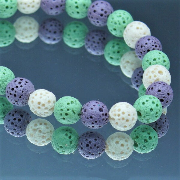 Bracelet en perles de pierre de lave de 6 mm blanches, vertes et mauves, conçu pour allier style et protection anti-moustiques grâce à l'aromathérapie. Élégant et pratique, idéal pour les enfants.