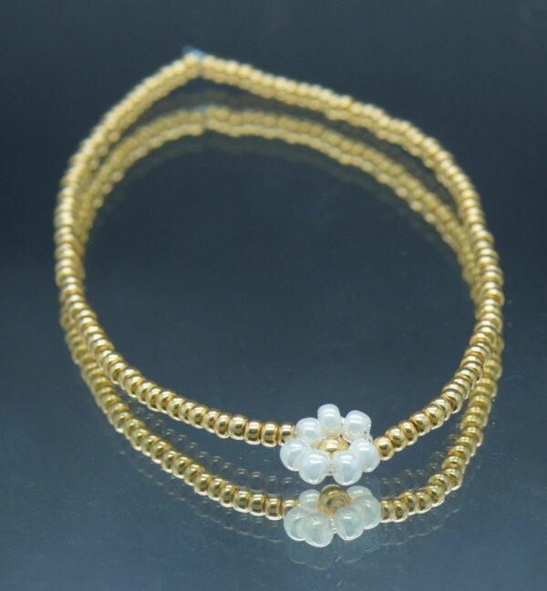 Bracelet en perles Miyuki, avec 1 fleur, monté sur élastique et entièrement fait à la main. Taille ajustable de 14 cm à 20 cm, alliant élégance et inspiration florale.