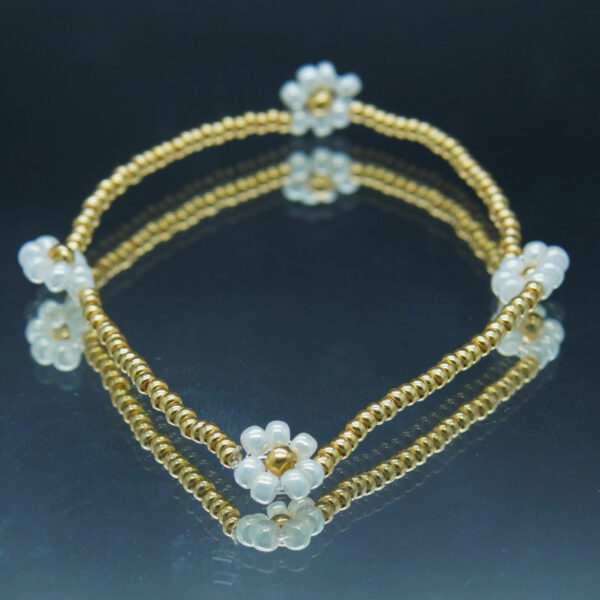 Bracelet en perles Miyuki, avec 4 fleurs, monté sur élastique et entièrement fait à la main. Taille ajustable de 14 cm à 20 cm, alliant élégance et inspiration florale.