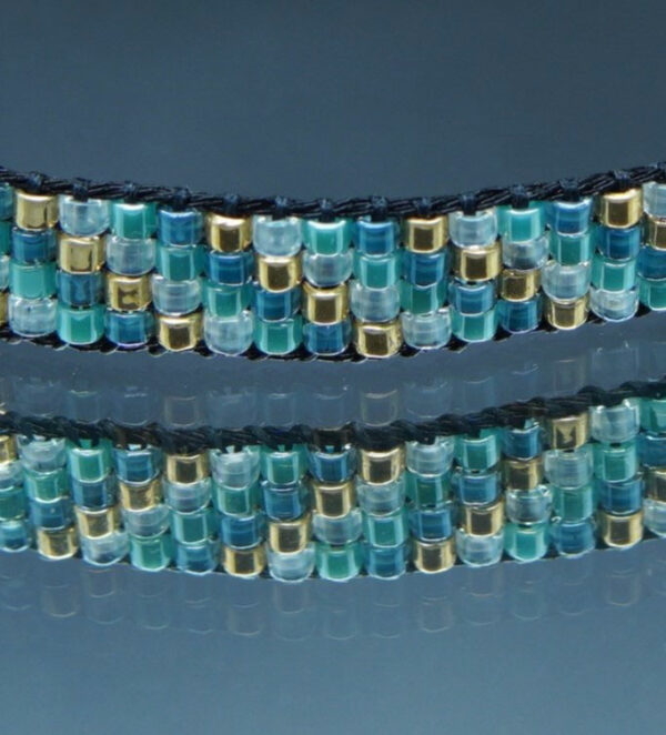 Détail du Bracelet en perles Delica Miyuki bleues et dorées sur 4 rangs