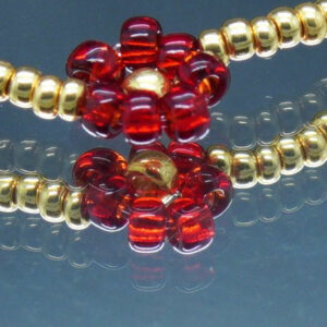 Détail du Bracelet en perles Miyuki, avec 1 fleur rouge, monté sur élastique et entièrement fait à la main