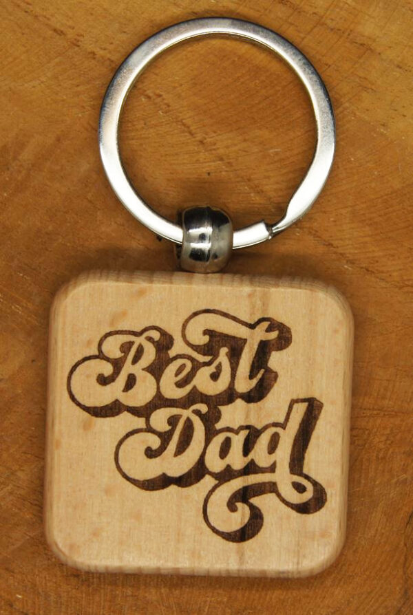 Porte-clés en bois de forme carrée arrondie gravé 'Best Dad', idéal pour un cadeau personnalisé.