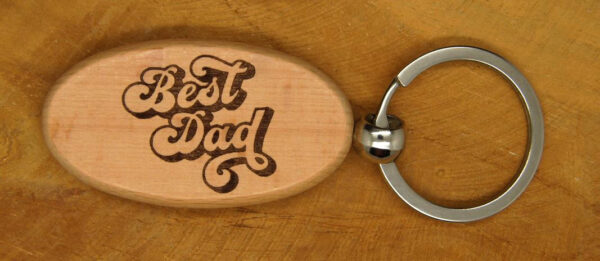 Porte-clés en bois de forme ovale gravé 'Best Dad', idéal pour un cadeau personnalisé.