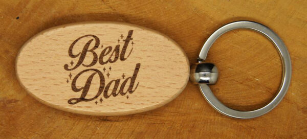 Porte-clés en bois gravé 'Best Dad' avec des étoiles, idéal pour un cadeau personnalisé.