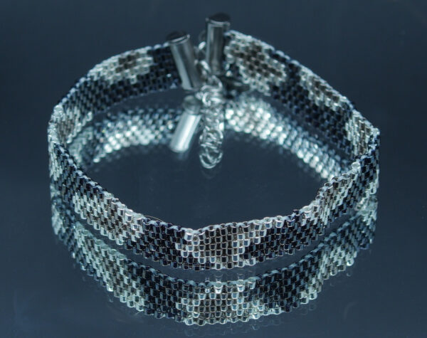 Bracelet tissé à la main avec des perles de Miyuki, genre léopard, couleur argent, gris et gun métal. Cadeau original.