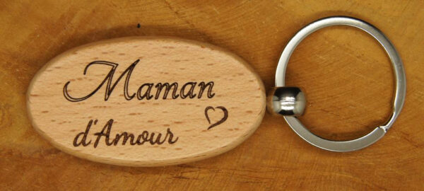 Porte-clés de forme ovale en bois gravé 'Maman d'Amour' avec un coeur, cadeau original et personnalisé.