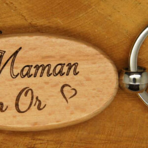 Porte-clés de forme oblongue en bois gravé 'Maman en Or' avec coeur, cadeau original et personnalisé.