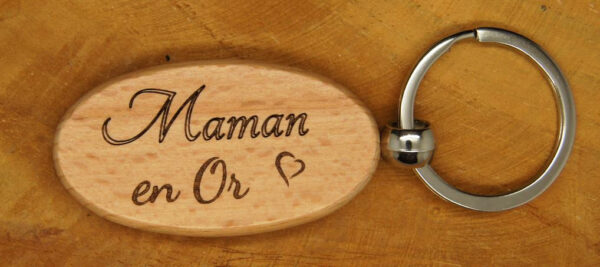 Porte-clés de forme oblongue en bois gravé 'Maman en Or' avec coeur, cadeau original et personnalisé.