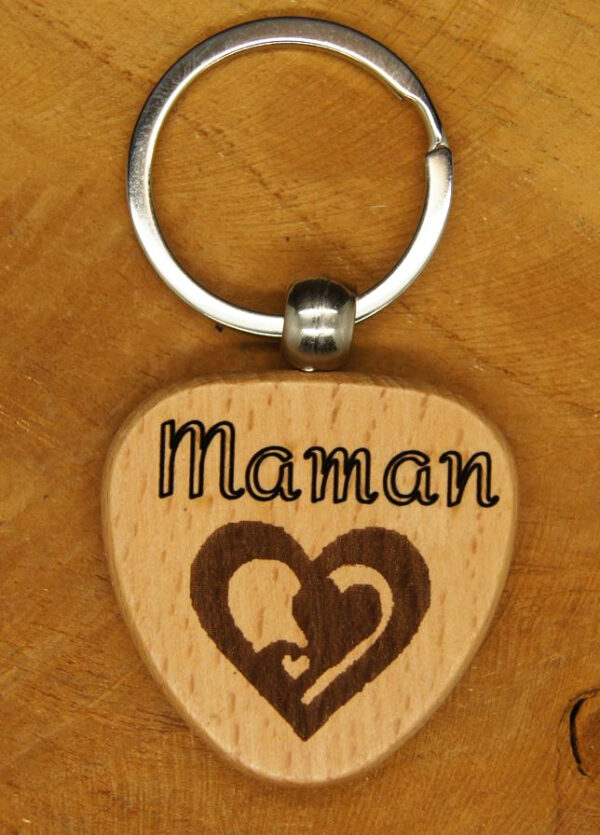 Porte-clés de forme coeur en bois gravé 'Maman', et 3 coeurs entrelacés, cadeau original et personnalisé.