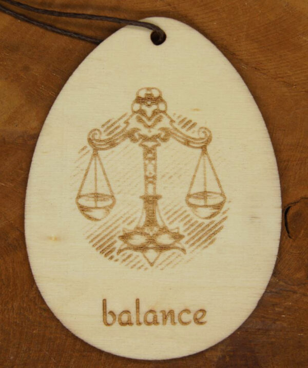 Pendentif signe du zodiaque de la balance. Gravure sur bois. bijou artisanal personnalisé.