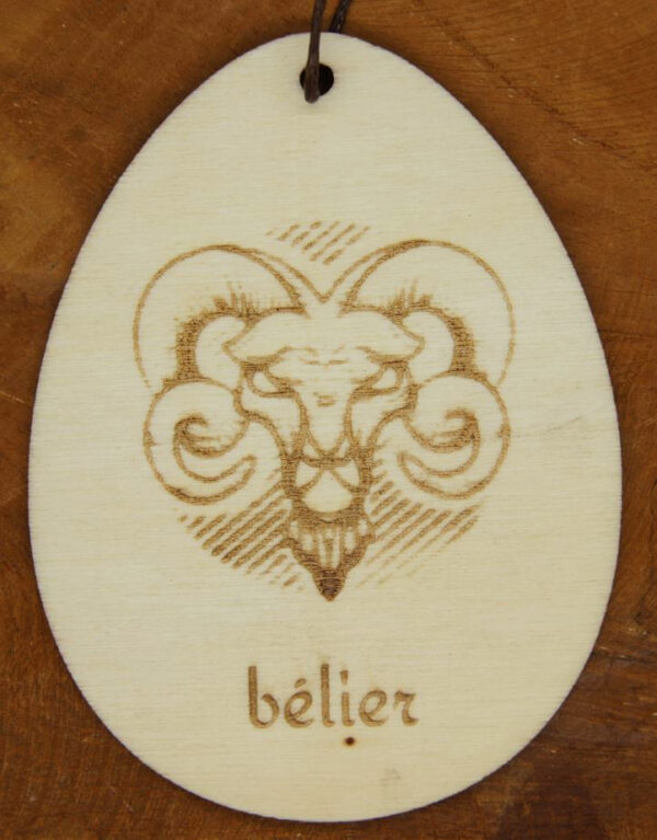 Pendentif signe du zodiaque du bélier. Gravure sur bois. bijou artisanal personnalisé.