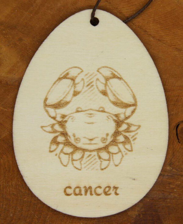 Pendentif signe du zodiaque du cancer. Gravure sur bois. bijou artisanal personnalisé.