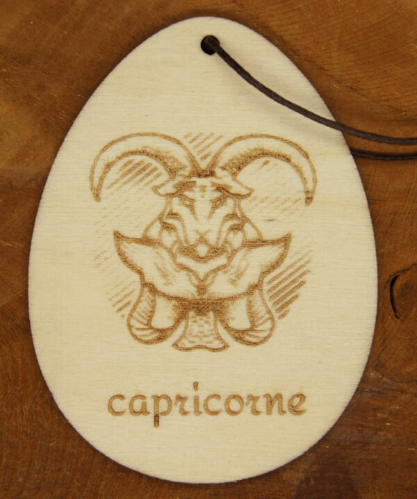 Pendentif signe du zodiaque du capricorne. Gravure sur bois. bijou artisanal personnalisé.