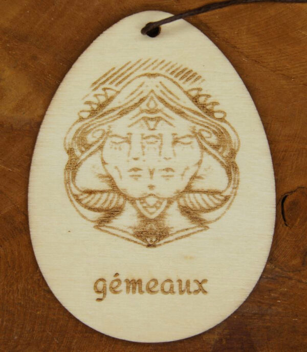 Pendentif signe du zodiaque des gémeaux. Gravure sur bois. bijou artisanal personnalisé.