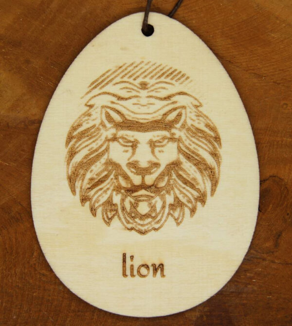 Pendentif signe du zodiaque du lion. Gravure sur bois. bijou artisanal personnalisé.