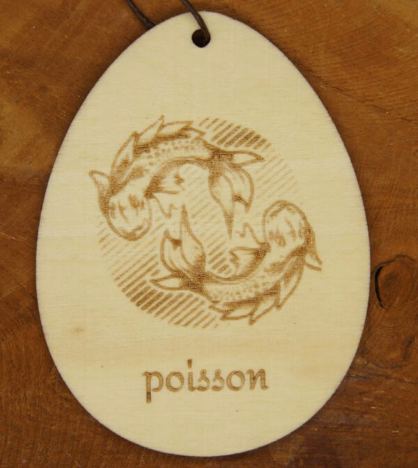 Pendentif signe du zodiaque du poisson. Gravure sur bois. bijou artisanal personnalisé.