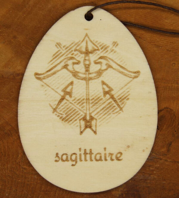 Pendentif signe du zodiaque du sagittaire. Gravure sur bois. bijou artisanal personnalisé.