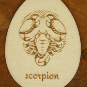 Pendentif signe du zodiaque du scorpion. Gravure sur bois. bijou artisanal personnalisé.