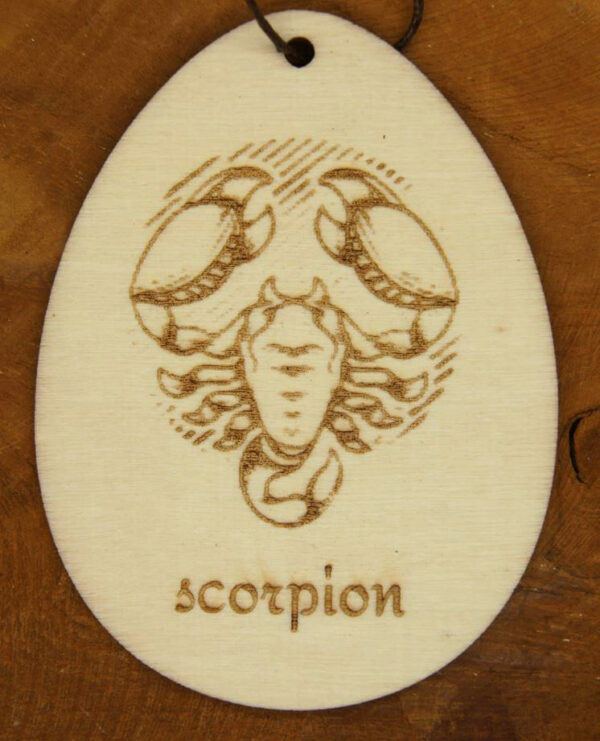 Pendentif signe du zodiaque du scorpion. Gravure sur bois. bijou artisanal personnalisé.