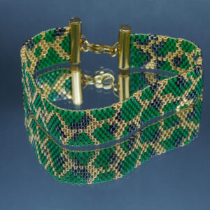 Bracelet tissé à la main sur 10 rangs avec des perles de Miyuki, genre serpent, couleur vert, gun métal et or. Pièce incontournable pour un look affirmé. Cadeau original.