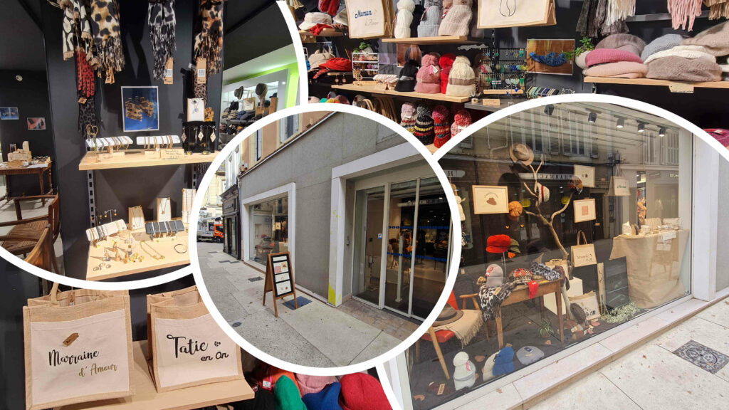 La photo montre une charmante boutique mettant en valeur des créations artisanales, des accessoires faits main et une collection de chapellerie. Plusieurs vues sont présentées en montage : Vitrine extérieure : Une devanture moderne avec de grandes baies vitrées donnant sur une rue commerçante. La vitrine est joliment décorée avec des bijoux, des accessoires, des chapeaux et des écharpes, reflétant un esprit artisanal et chaleureux. Intérieur de la boutique : Des étagères exposent des bijoux délicats, des écharpes élégantes aux motifs variés, et d’autres accessoires soigneusement arrangés. On remarque également des produits textiles comme des bonnets et des sacs en toile ornés de messages personnalisés tels que "Marraine d'Amour" et "Tatie en Or". Ambiance chaleureuse et artisanale : L'agencement de l'espace met en valeur le savoir-faire, avec des présentoirs en bois naturel et des détails décoratifs qui évoquent l'artisanat local. Cette boutique invite à découvrir des créations uniques et authentiques, parfaites pour des cadeaux ou pour se faire plaisir avec des pièces originales.