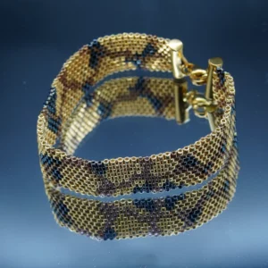 Bracelet tissé à la main sur 10 rangs avec des perles de Miyuki, genre serpent, couleur Or, Gun métal et Marron. Pièce incontournable pour un look affirmé. Cadeau original.