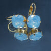 Boucles d'oreilles dormeuses en acier inoxydable avec crystaux carrés bleu opale 10x10 mm et sertissage en laiton plaqué or