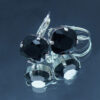 Boucles d'oreilles dormeuses en acier inoxydable avec crystaux carrés noir profond 10x10 mm et sertissage en laiton plaqué argent
