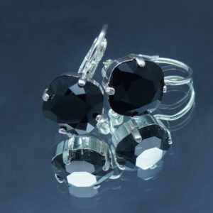 Boucles d'oreilles dormeuses en acier inoxydable avec crystaux carrés noir profond 10x10 mm et sertissage en laiton plaqué argent