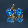 Boucles d'oreilles dormeuses en acier inoxydable avec crystaux carrés bleu océan 10x10 mm et sertissage en laiton plaqué or
