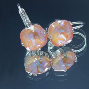 Boucles d'oreilles dormeuses en acier inoxydable avec crystaux carrés couleur pêche 10x10 mm et sertissage en laiton plaqué argent.