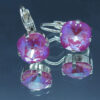 Boucles d'oreilles dormeuses en acier inoxydable avec crystaux carrés rose profond 10x10 mm et sertissage en laiton plaqué argent.