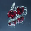Boucles d'oreilles dormeuses en acier inoxydable avec crystaux carrés rouge profond 10x10 mm et sertissage en laiton plaqué argent.