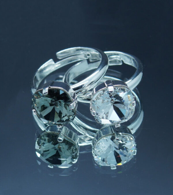 2 Bagues argentées ajustables avec crystaux diamant et vert gris de haute qualité 10 x 10 mm. Élégantes et intemporelles, elles offrent un éclat raffiné et un confort sur mesure.