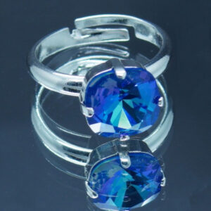 Bague argentée ajustable avec crystal bleu océan de haute qualité 10 x 10 mm. Élégante et intemporelle, elle offre un éclat raffiné et un confort sur mesure.