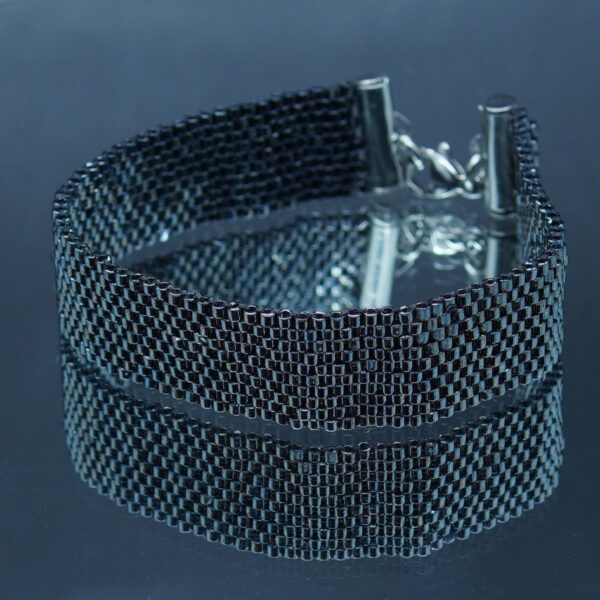 Bracelet tissé à la main en perles Miyuki Delica gun métal sur 10 rangs avec fermoir et finitions en acier inoxydable. Un bijou raffiné et intemporel, parfait pour une touche d’élégance au quotidien.