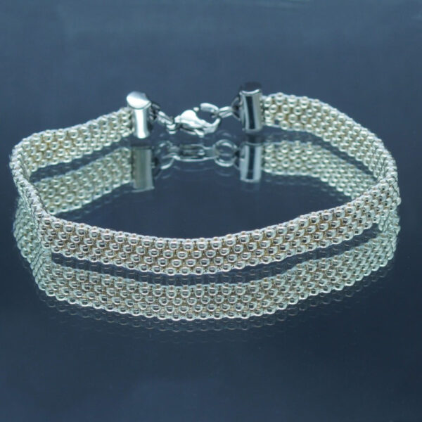 Bracelet tissé à la main en perles Miyuki rocaille argentées avec fermoir et finitions en acier inoxydable. Un bijou raffiné et intemporel, parfait pour une touche d’élégance au quotidien.