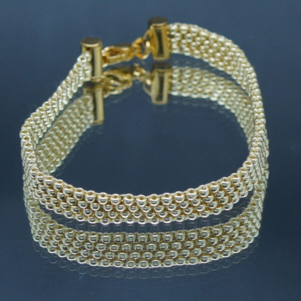 Bracelet tissé à la main en perles Miyuki Rocaille or blanc sur 4 rangs avec fermoir et finitions en acier inoxydable. Un bijou raffiné et intemporel, parfait pour une touche d’élégance au quotidien.