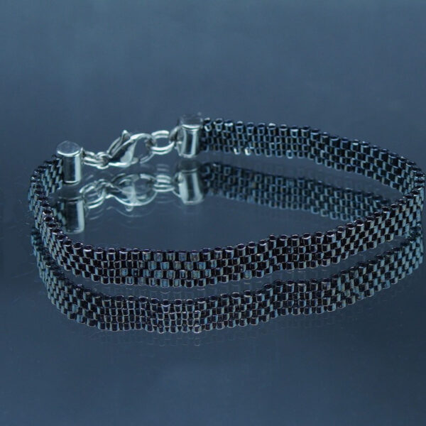 Bracelet tissé à la main en perles Miyuki delica gun métal avec fermoir et finitions en acier inoxydable argenté. Un bijou raffiné et intemporel, parfait pour une touche d’élégance au quotidien.