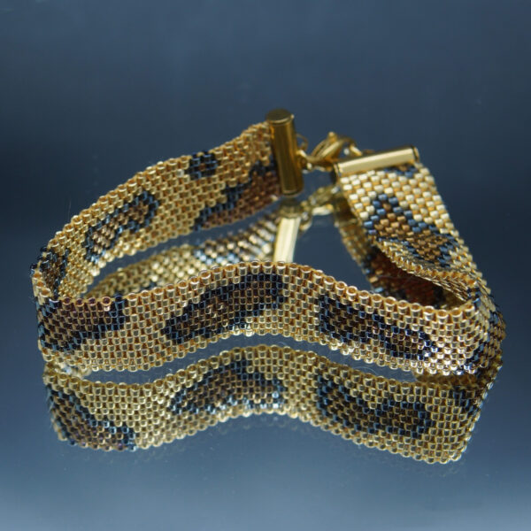 Bracelet tissé à la main sur 10 rangs avec des perles de Miyuki, genre serpent, couleur Or, Gun métal et marron. Pièce incontournable pour un look affirmé. Cadeau original.