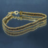Bracelet tissé à la main sur 4 rangs avec perles Miyuki dorées, marron et gun métal et finitions en acier inoxydable doré. Un bijou élégant et raffiné, au design fin et lumineux.