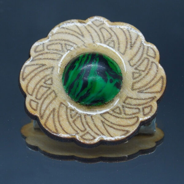 Broche artisanale en bois gravé, ornée d’une pierre marbrée vert et noir, légère et pratique.